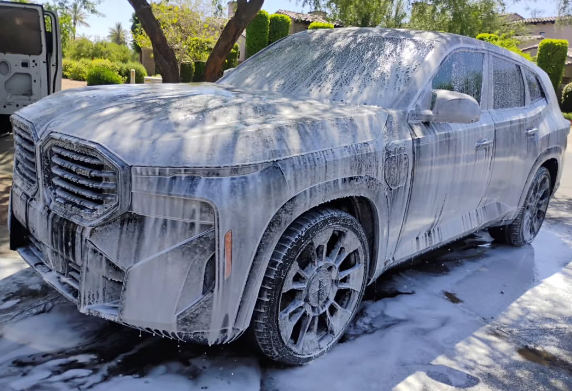 BMW XM durante lavado a espuma