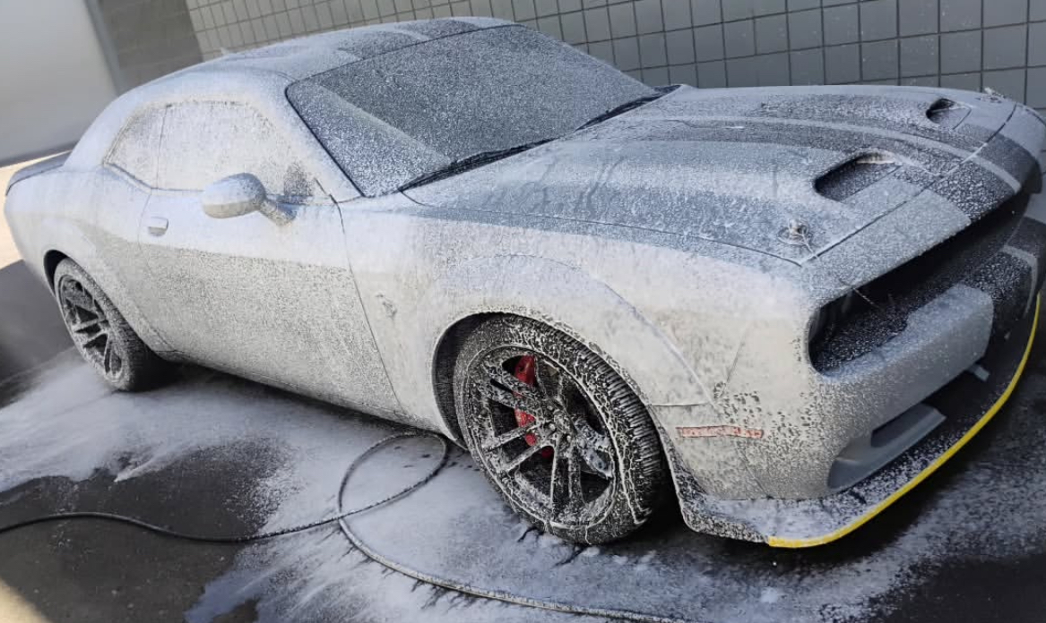 Dodge Challenger durante lavado